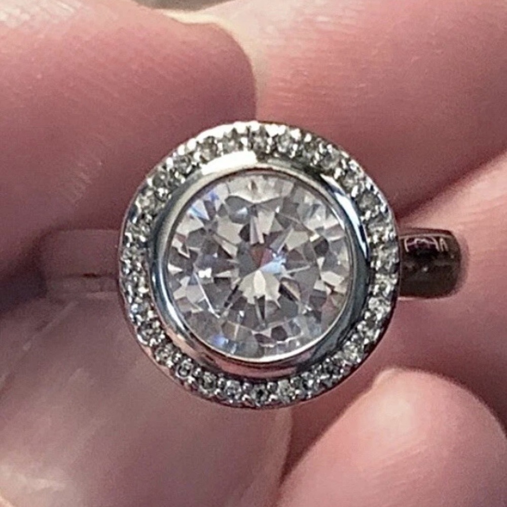 Lia Sophia “Showdown”Cubic Zirconia, Round Cut Ring - Size 7.0 Lot 56 - Picture 4 of 4